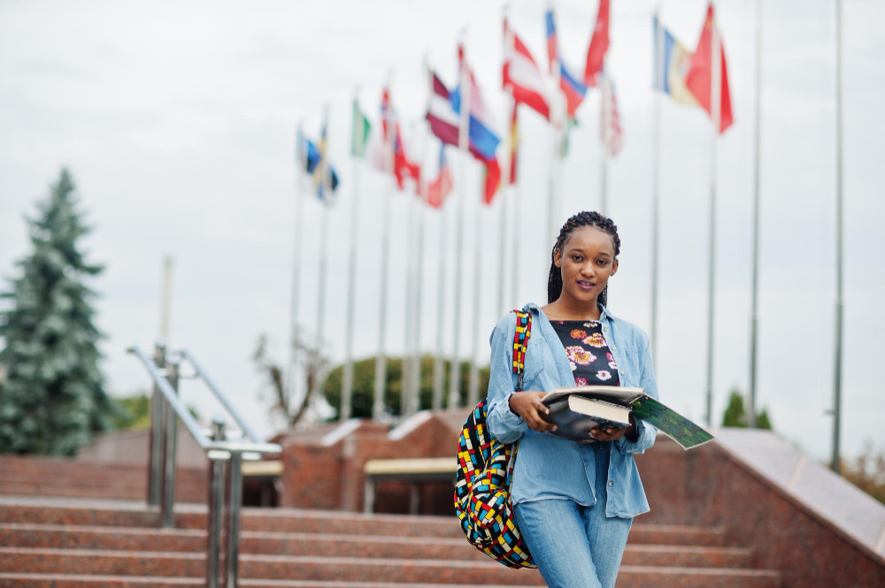 Étudiante sur un campus universitaire